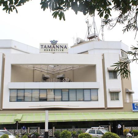 Executive Tamanna Hotel Хинджавади Экстерьер фото